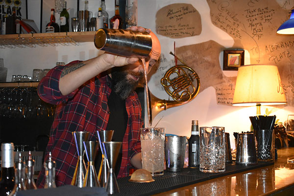 bartender-cocktail-bar